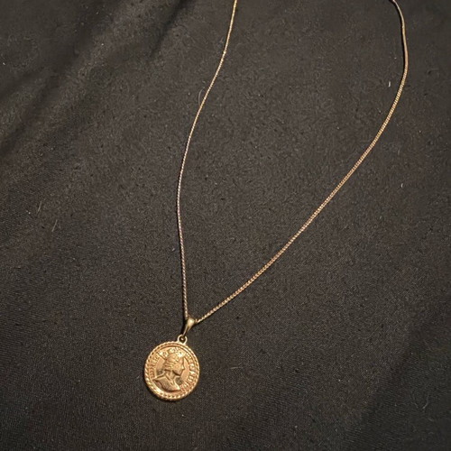Gold-plated steel necklace with queen new, gold-colored