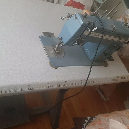 Singer sewing machine professional like new with electric pedal