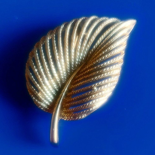 Vintage Faux bijoux brooch like new, gold tone