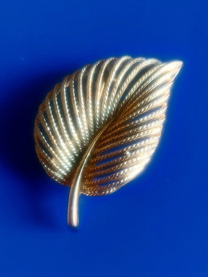 Vintage Faux bijoux brooch like new, gold tone