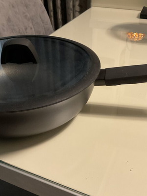 Wok pan large with lid like new, ceramic nonstick coating