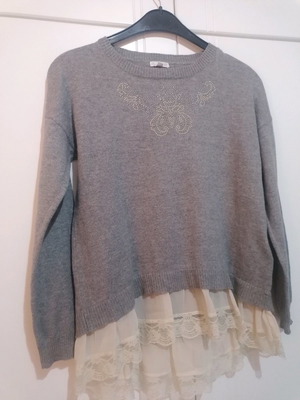 Children's knitted blouse used for 12-year-old girl, gray with ruffles and strass