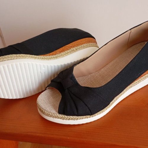 Peep toe shoes size 41 like new with platform heel and gold detail