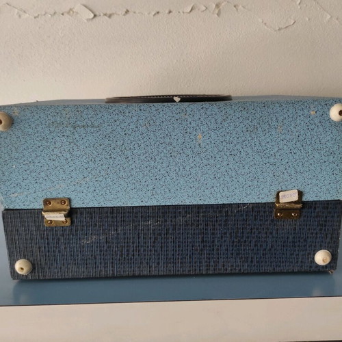 Old turntable used, functional with needle, speaker issues