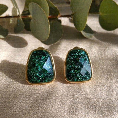 Earrings with green stone and gold frame new