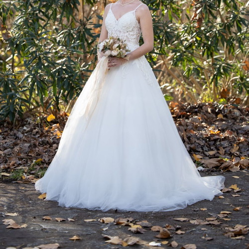 Wedding dress A-line with veil and petticoat, like new, size S