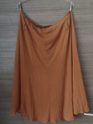 Women's skirt like new with elastic waist camel color