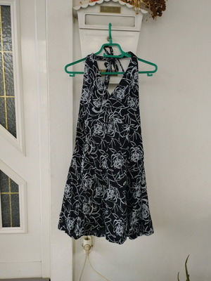 Black and white floral halter neck dress like new, size M