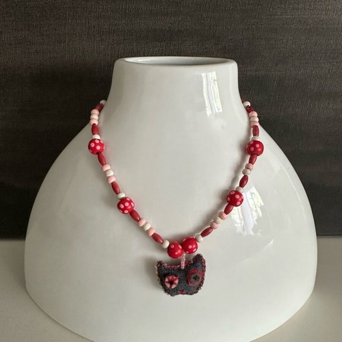 Beaded necklace with cat charm like new, kids choker