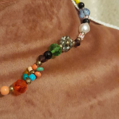 Beaded necklace with daisies new, multicolored
