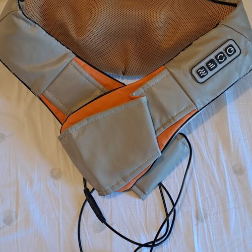 Massage device with heat function like new for neck, shoulders, back, waist