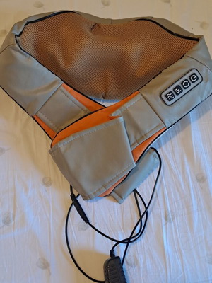 Massage device with heat function like new for neck, shoulders, back, waist