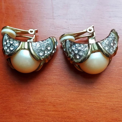 Vintage earrings like new with large pearl and rhinestones