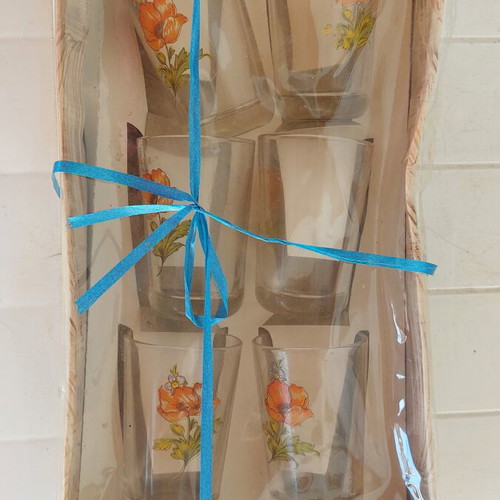 Vintage glass set with flower design new in original packaging