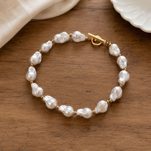 Women's bracelet with Baroque pearls and gold details