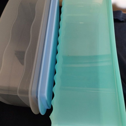 Large Tupperware containers like new, set of 2 for vegetables and cake