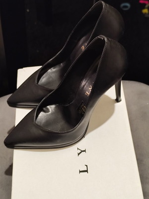 Lynne pumps size 37 new, black