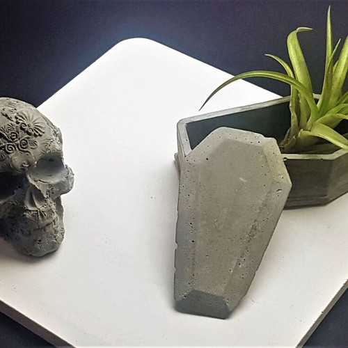 Handmade concrete gothic skull decoration, grey