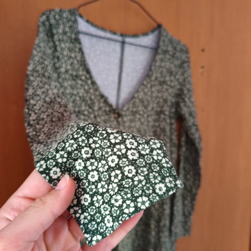 Floral dress with V neckline and buttons, like new, sizes S/M/L, green
