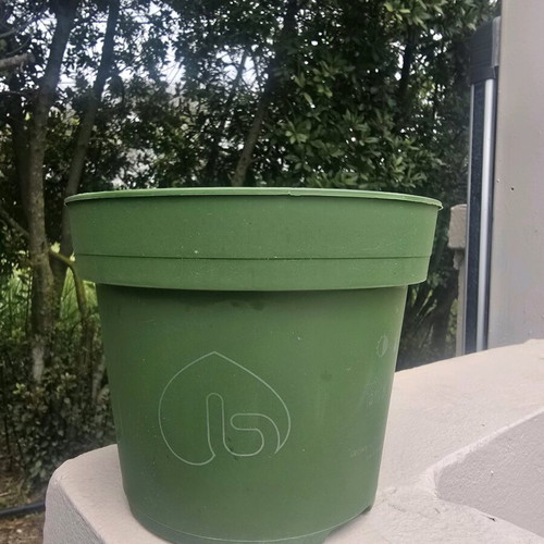 Flower pots like new, set of two, vintage garden