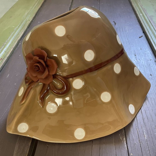 Vase shaped like a hat Espiel like new