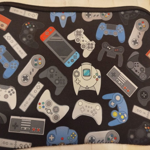 Tablet sleeve 10.2 inches like new with Game on design
