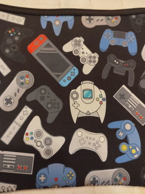 Tablet sleeve 10.2 inches like new with Game on design