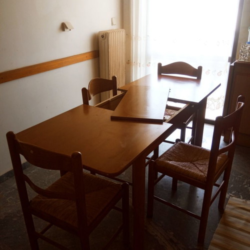 Kitchen table like new with four wooden chairs with woven seats