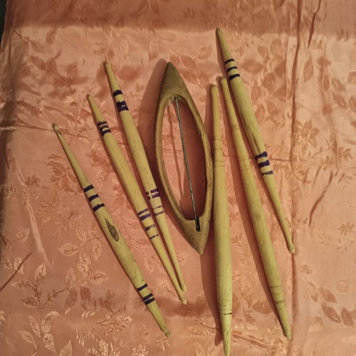 Spindles and one shuttle for loom like new, set of six spindles and one shuttle