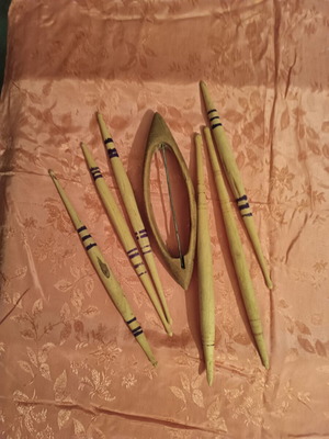 Spindles and one shuttle for loom like new, set of six spindles and one shuttle