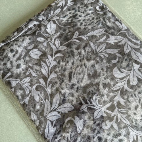 Women's scarf new gray and white