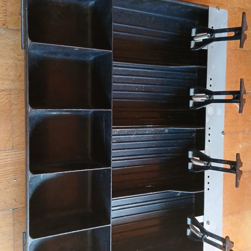 Cash register used for coins and banknotes