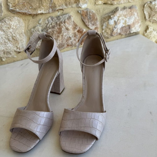 Beige Croco sandals size 40 with 8cm block heels like new