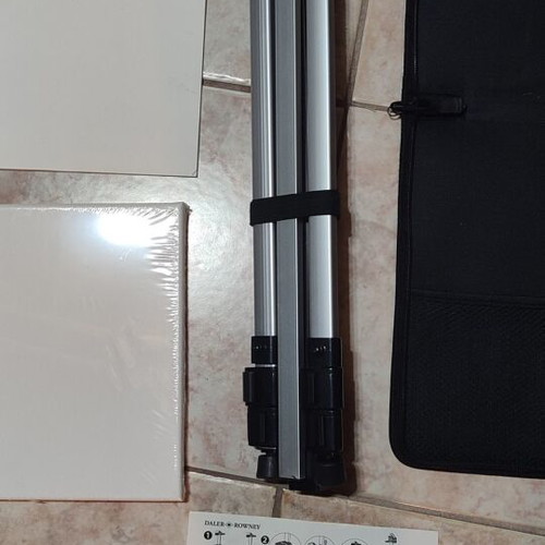 Daler Rowney painting set like new with easel and carrying bag