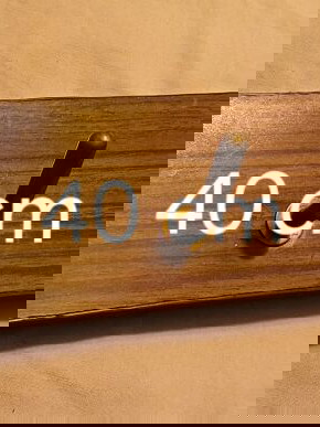 Κρεμάστρα τοίχου vintage μεταχειρισμένη με επίστρωση φορμαϊκα και μπρούτζινους γάντζους