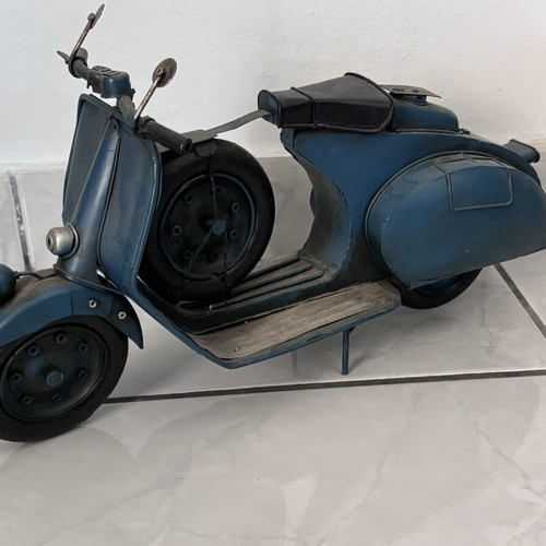 Collectible metal Vespa miniature like new, blue