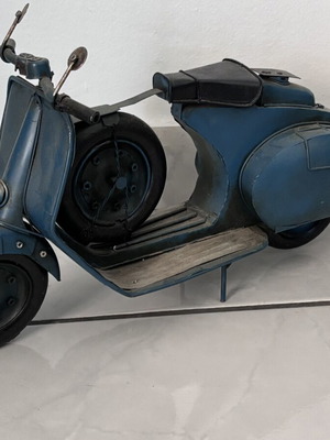Collectible metal Vespa miniature like new, blue