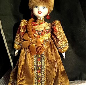 Καταπληκτική Ρωσίδα  κούκλα. Υψος 50 εκ.  χρυσοποίκιλτο φόρεμα. Πορσελάνινα πρόσωπο, χέρια.