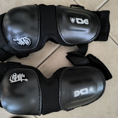TSG Wave elbow pads for skateboard and rollers