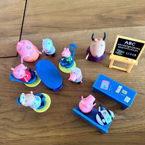 Peppa Pig Set of Figures and Furniture new