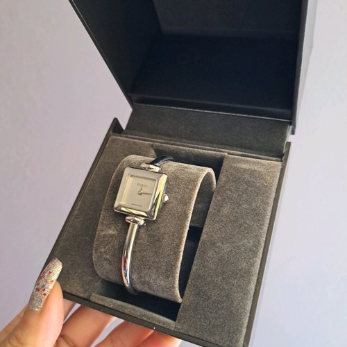 Gucci wristwatch new women's silver with box