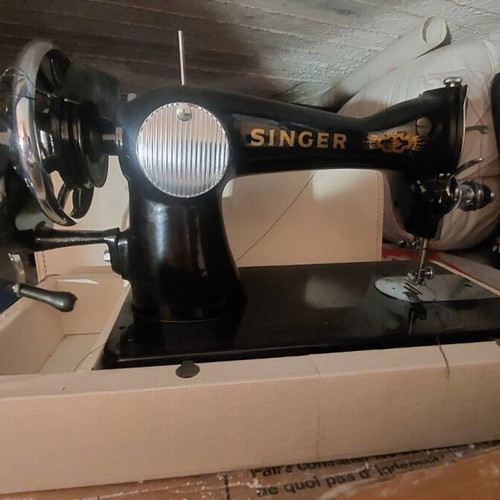 Singer antique sewing machine in case like new