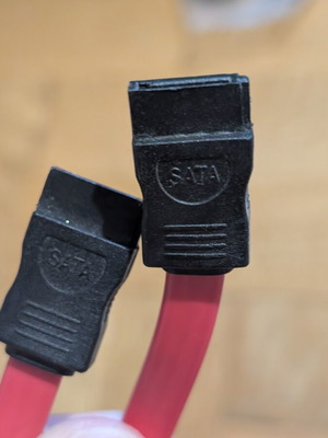 SATA cables used, pack of 2, red color