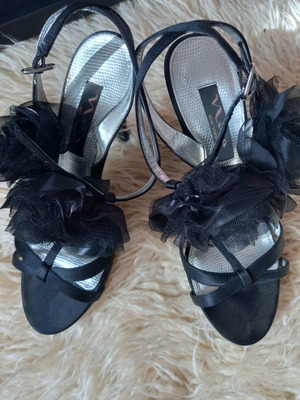Nina New York sandals used, size 37, black with rose design