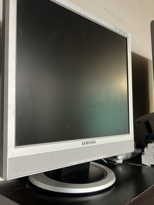Samsung 17” computer monitor like new with built-in speakers
