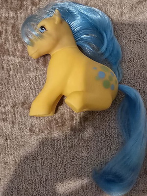 My Little Pony Bubbles figure, Hasbro G1 1983, sitting pose