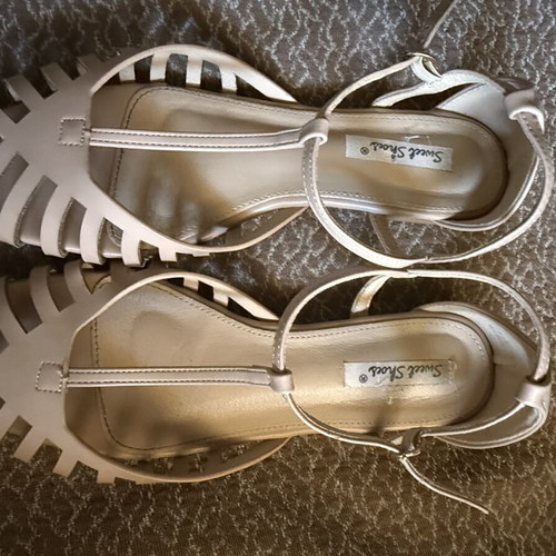 Sandals like new, worn few times, beige platform style, size 39