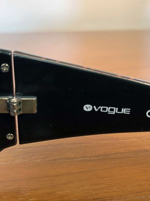Authentic women's sunglasses Vogue with their case