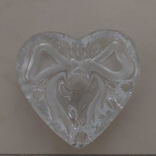Glass heart-shaped candlestick with embossed bow, like new