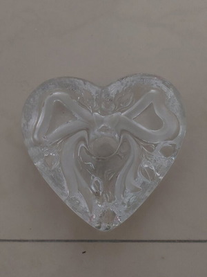 Glass heart-shaped candlestick with embossed bow, like new